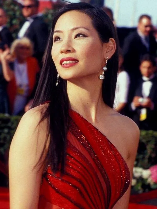 Gorgeous Lucy Liu in Versace gown on Oscar-2000 picture 1 of 3