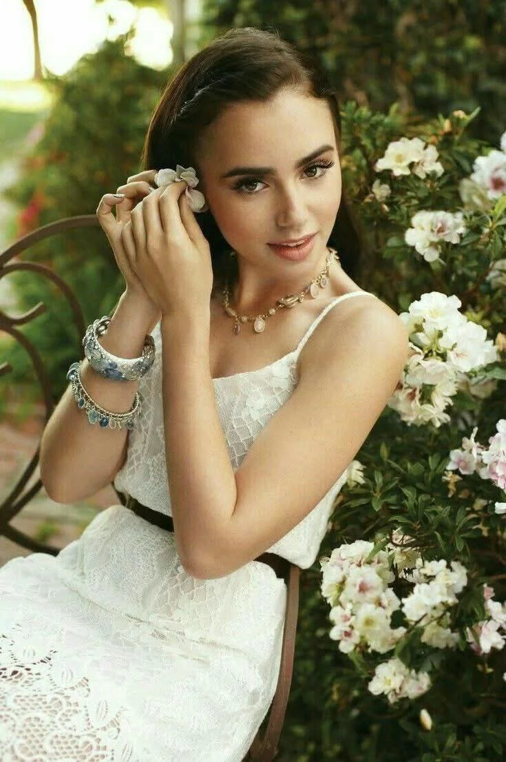 Lily Collins picture 1 of 1