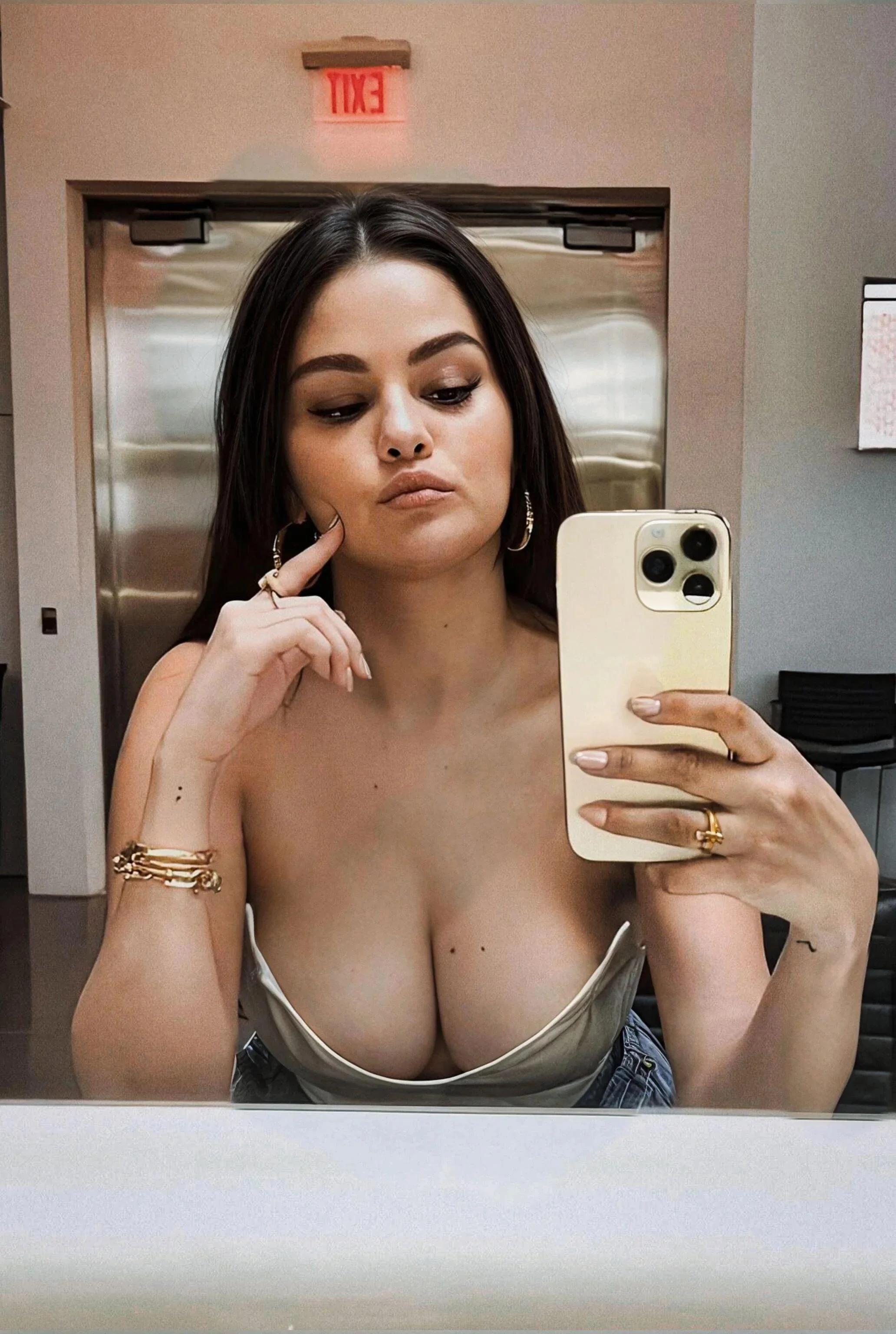 Selena Gomez picture 4 of 20