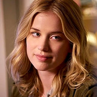 Does anyone know the name of an actress which looks exactly like those 3 but mixed together and dark hair, i cant remember her name'