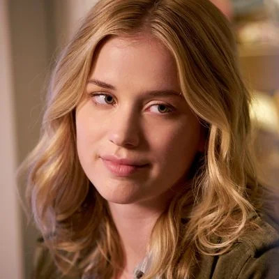 Does anyone know the name of an actress which looks exactly like those 3 but mixed together and dark hair, i cant remember her name picture 1 of 3