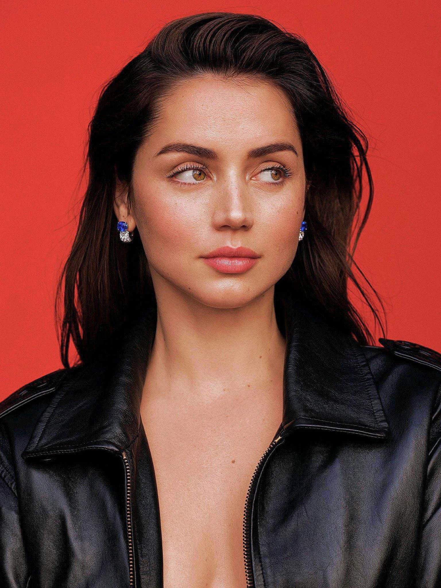 Ana de Armas picture 1 of 2