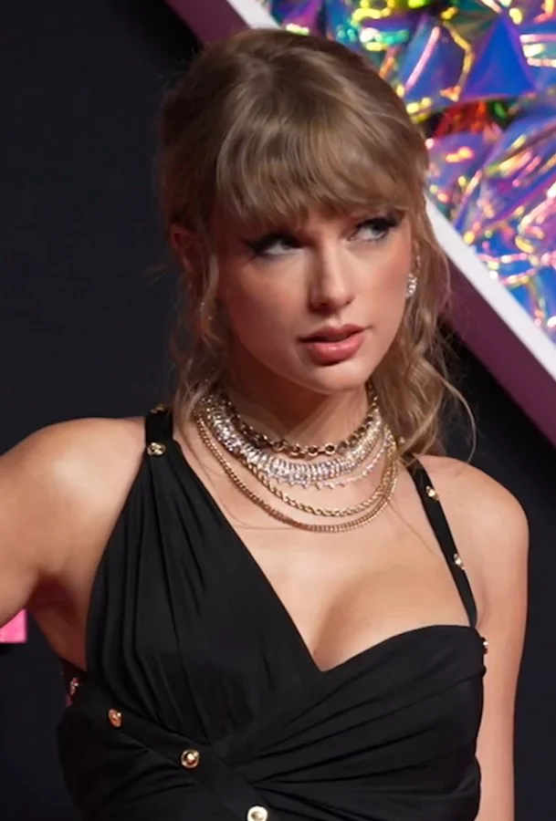 Taylor swift picture 1 of 2