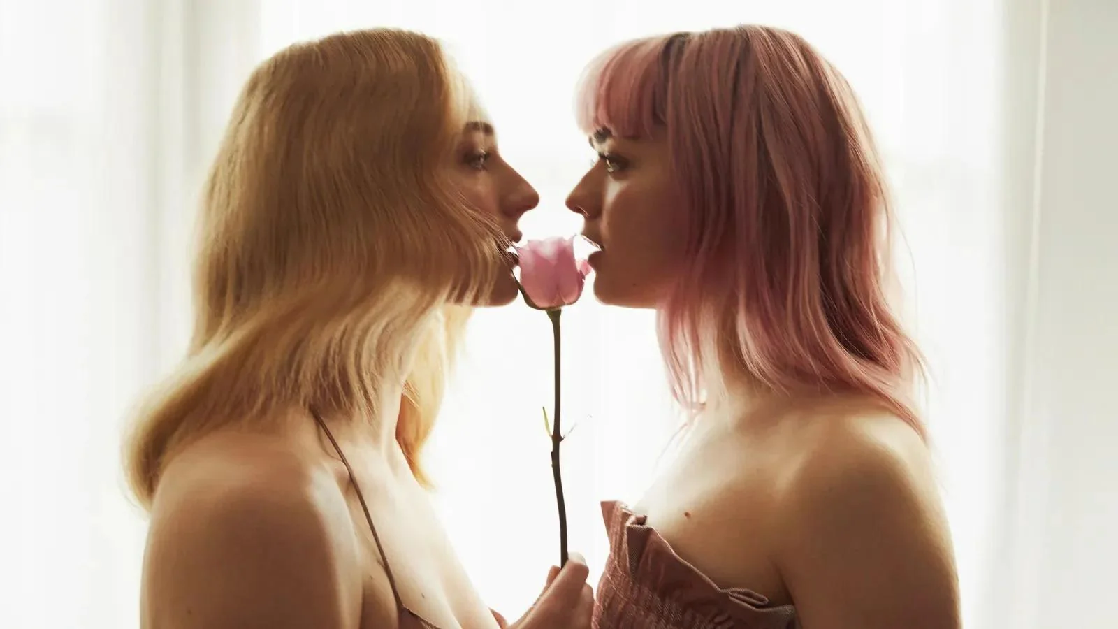 Maisie Williams & Sophie Turner picture 3 of 10