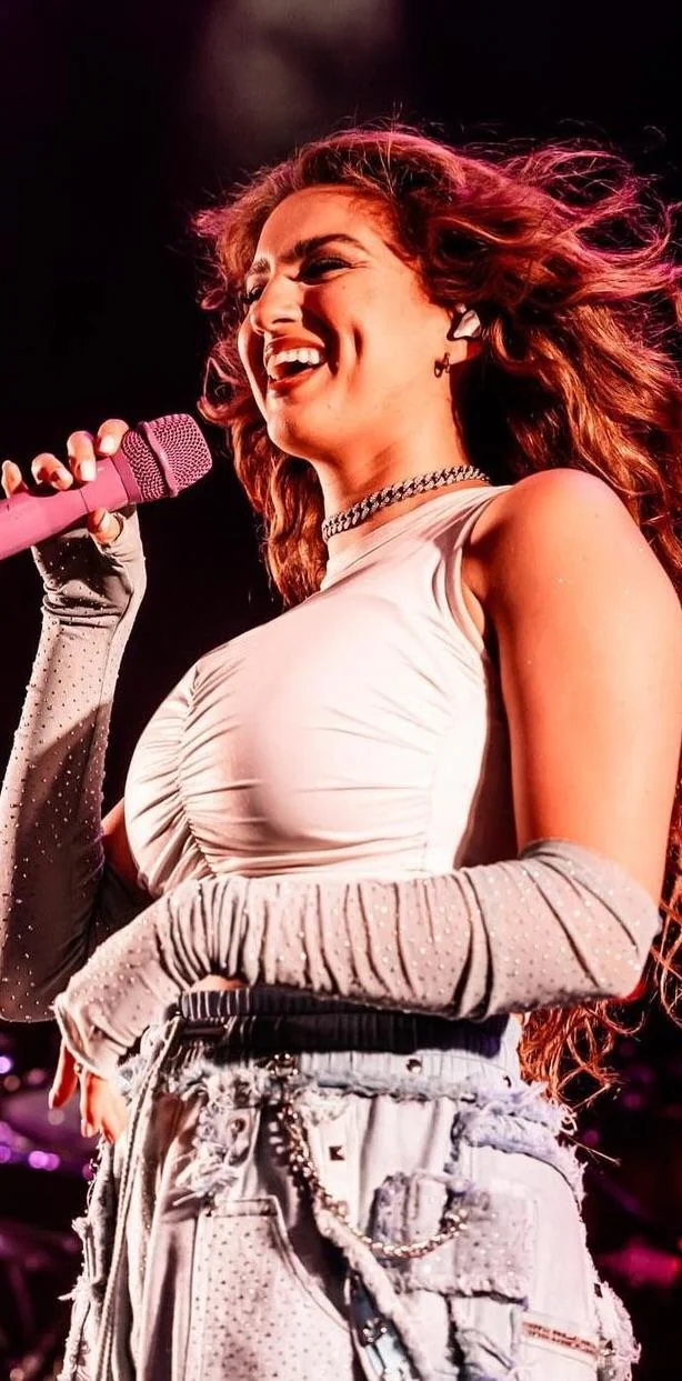 Tori Kelly picture 1 of 3