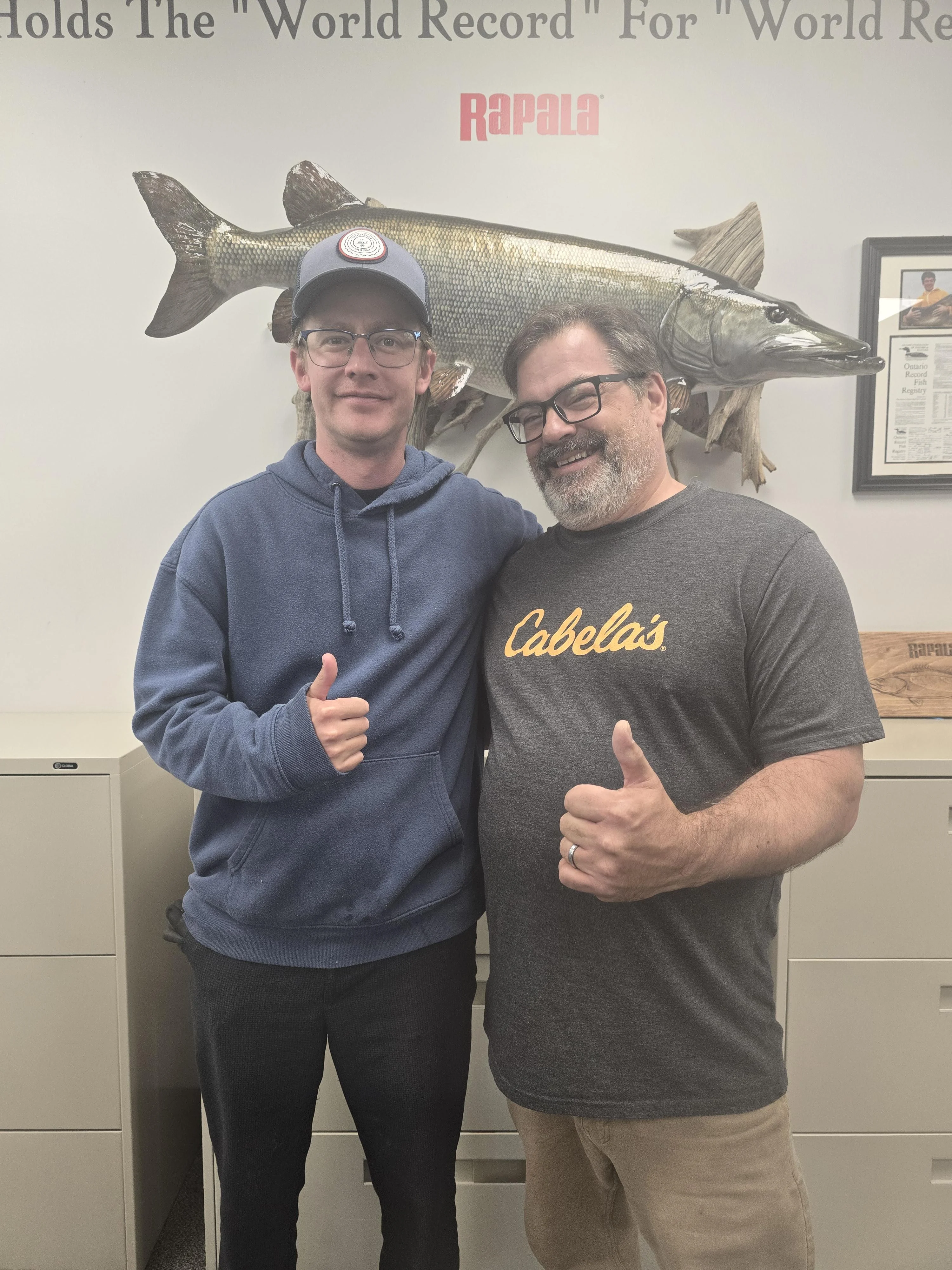 Name the celebrity on the right! picture 1 of 1