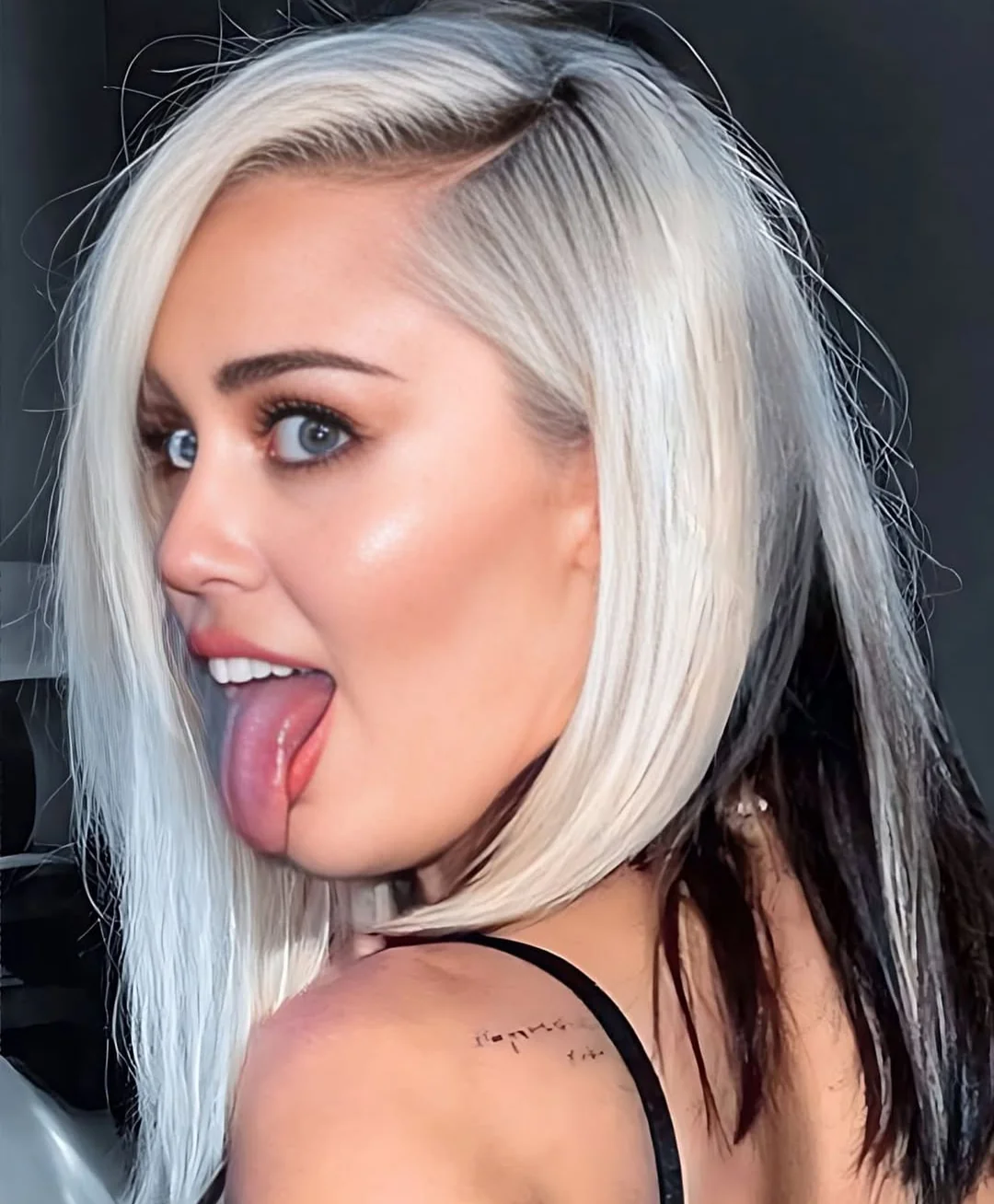 Miley Cyrus picture 1 of 1