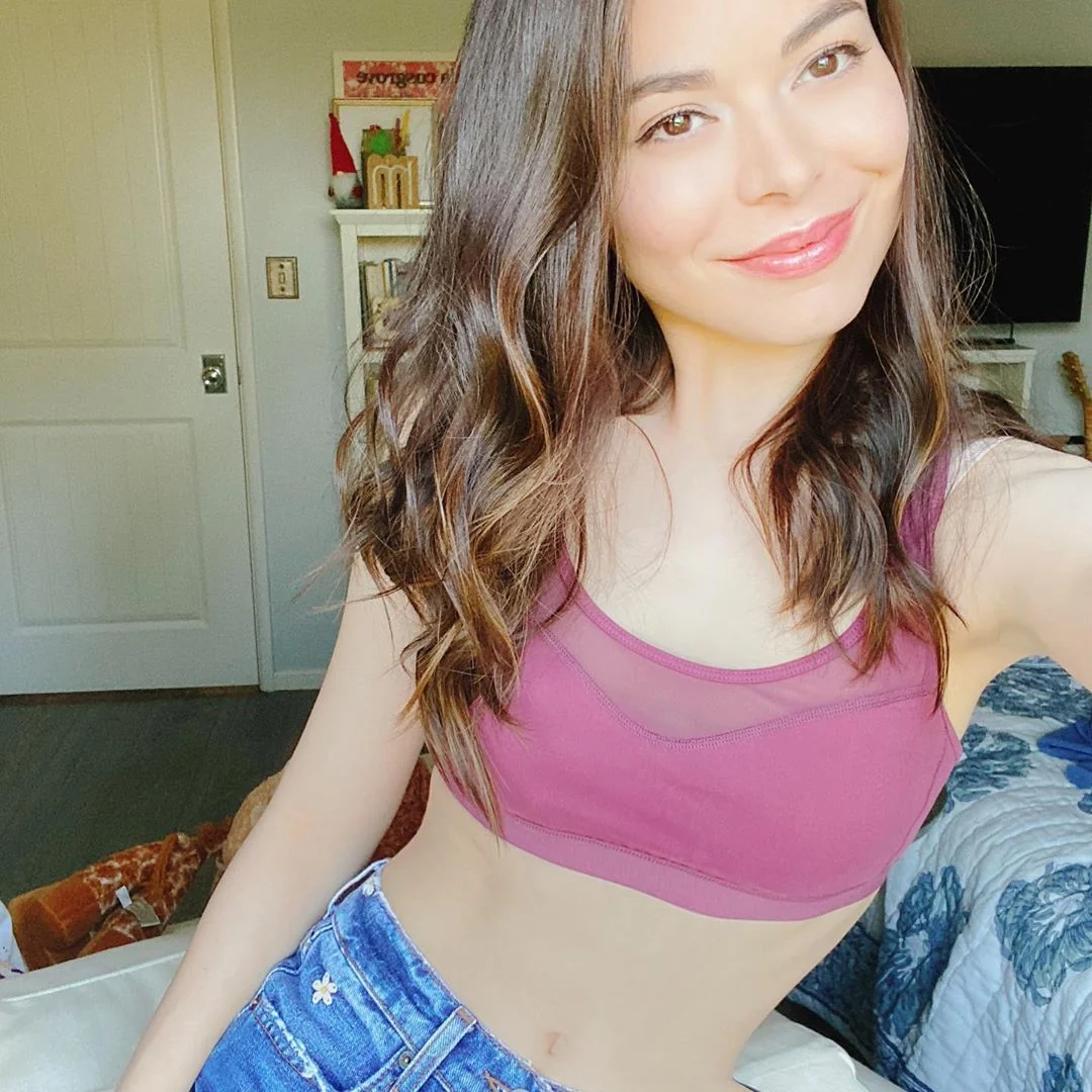 Miranda Cosgrove picture 2 of 2