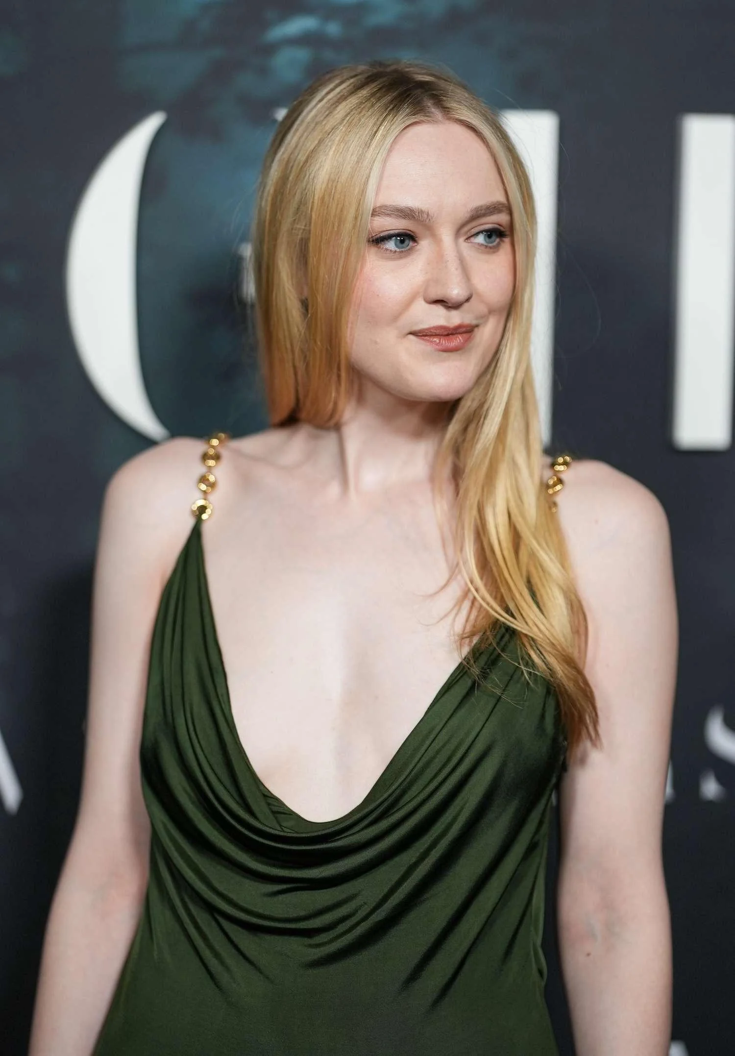 Dakota Fanning picture 1 of 4