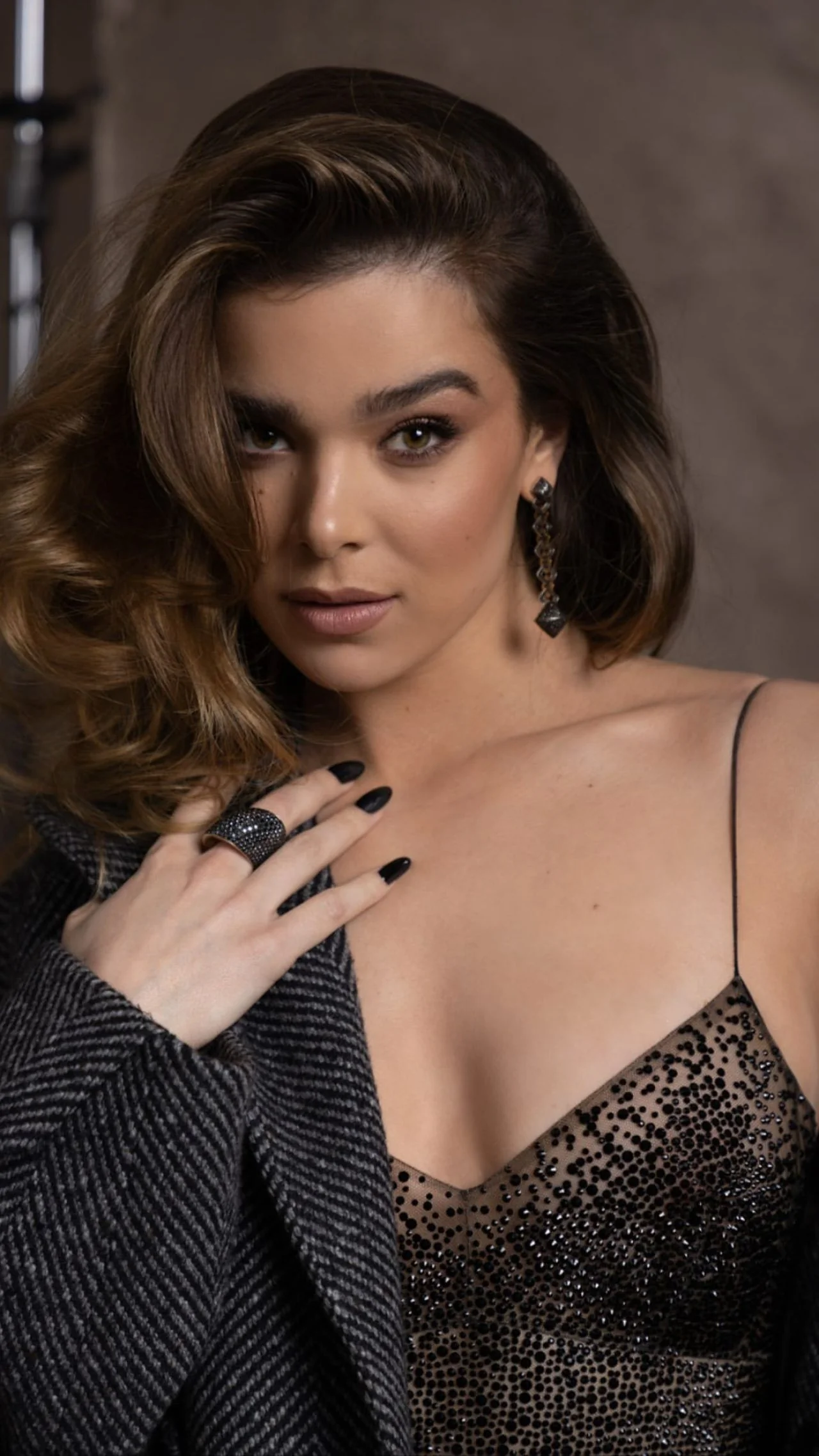 Ana De Armas Vs. Hailee Steinfeld picture 14 of 19