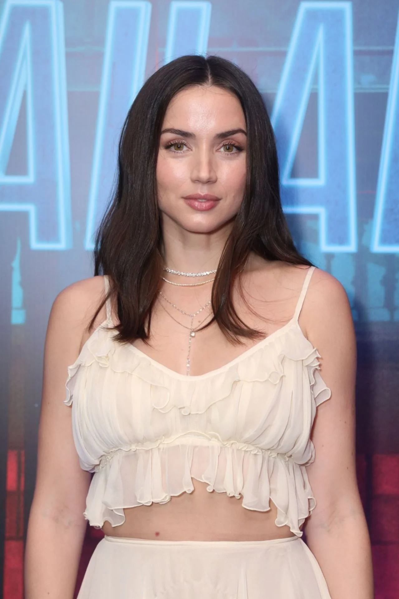 Ana De Armas Vs. Hailee Steinfeld picture 15 of 19
