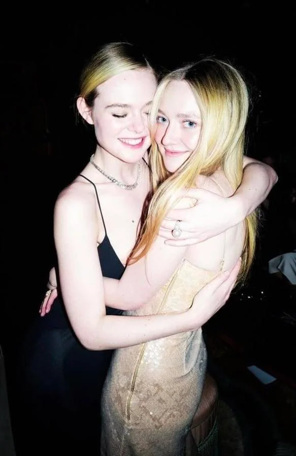 Elle Fanning and Dakota Fanning picture 3 of 4