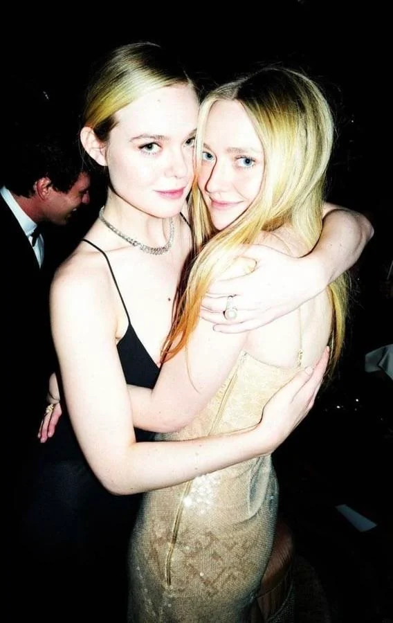 Elle Fanning and Dakota Fanning picture 4 of 4