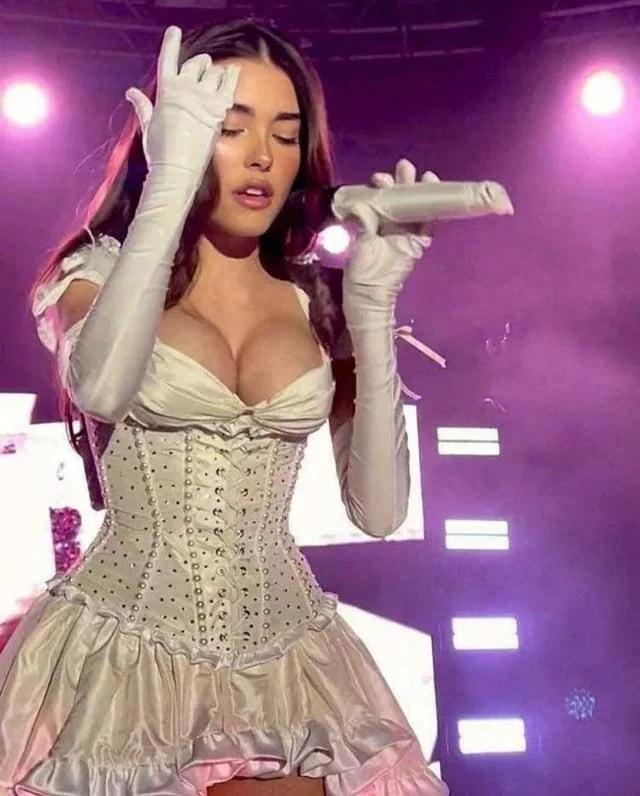 Madison Beer picture 16 of 17