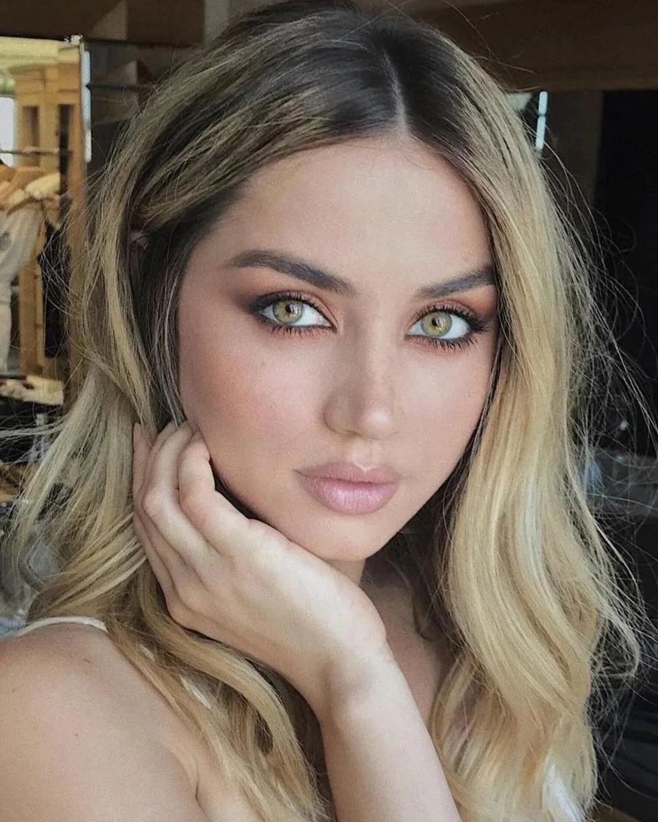 Ana de Armas picture 1 of 1