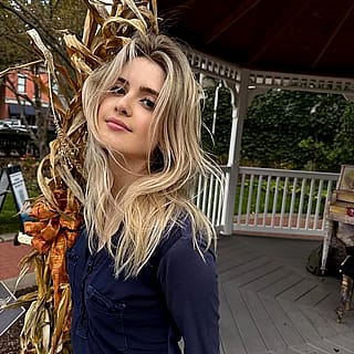 Laura Marano'