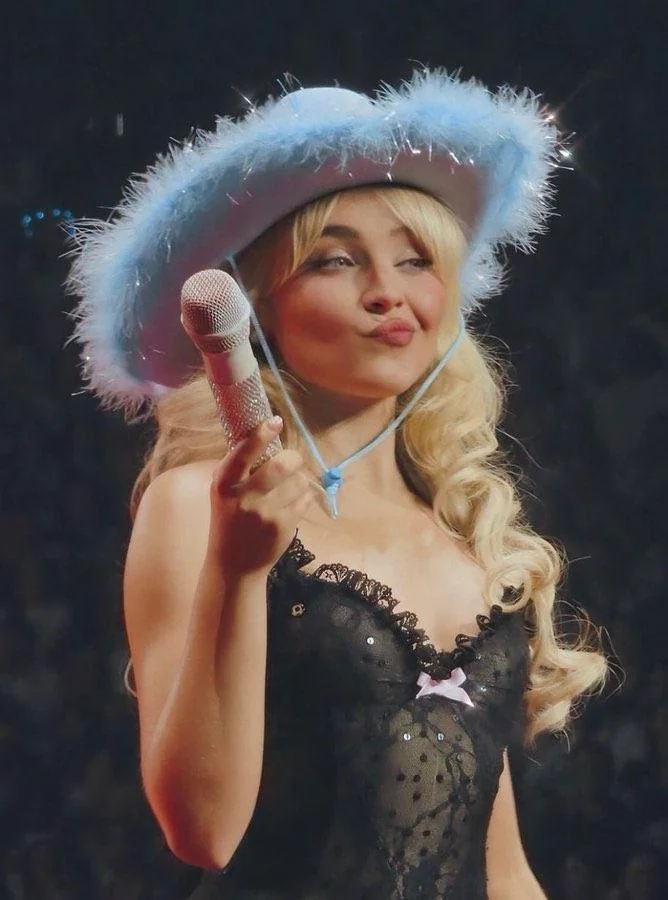 Sabrina Carpenter picture 6 of 6