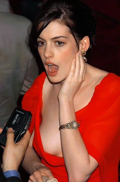 Anne Hathaway picture 1 of 6