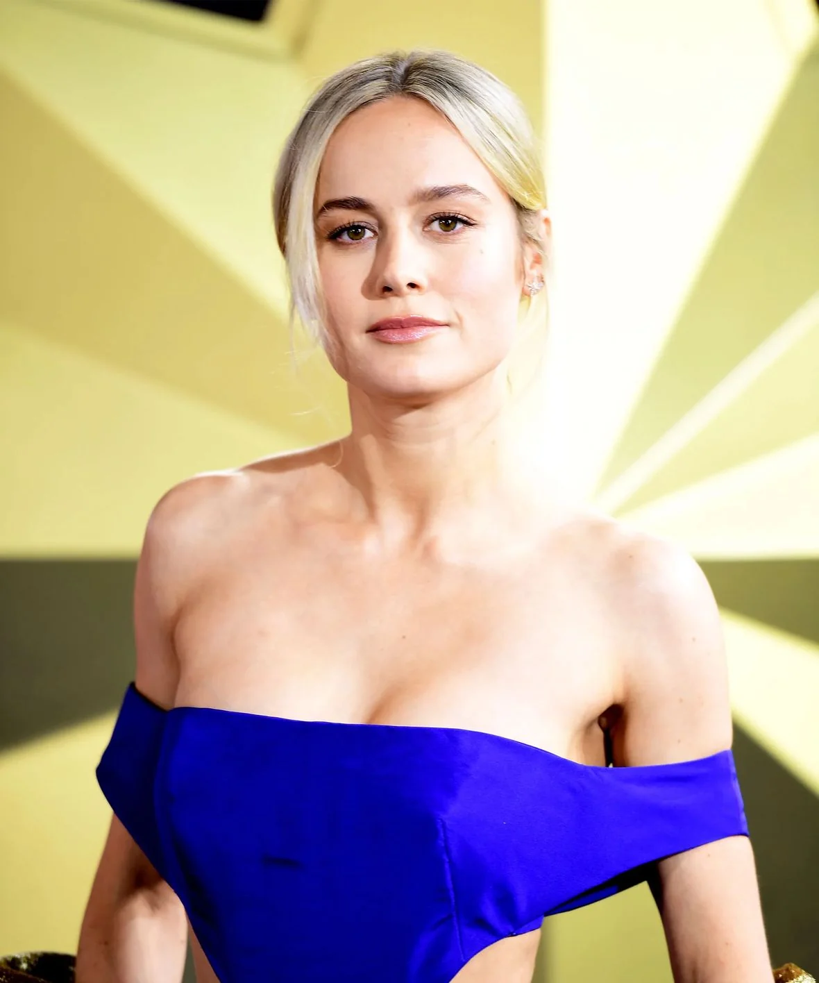 Brie Larson - Diva picture 1 of 4