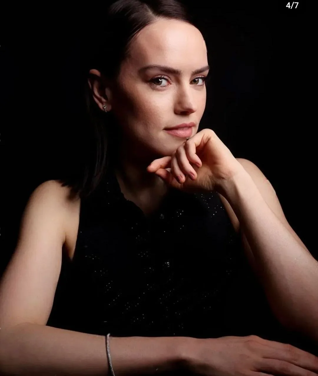 Daisy Ridley picture 16 of 17