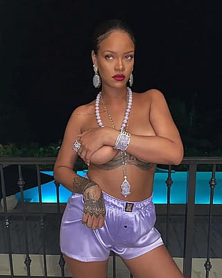 Ooh , I love Rihanna .Still the baddest'