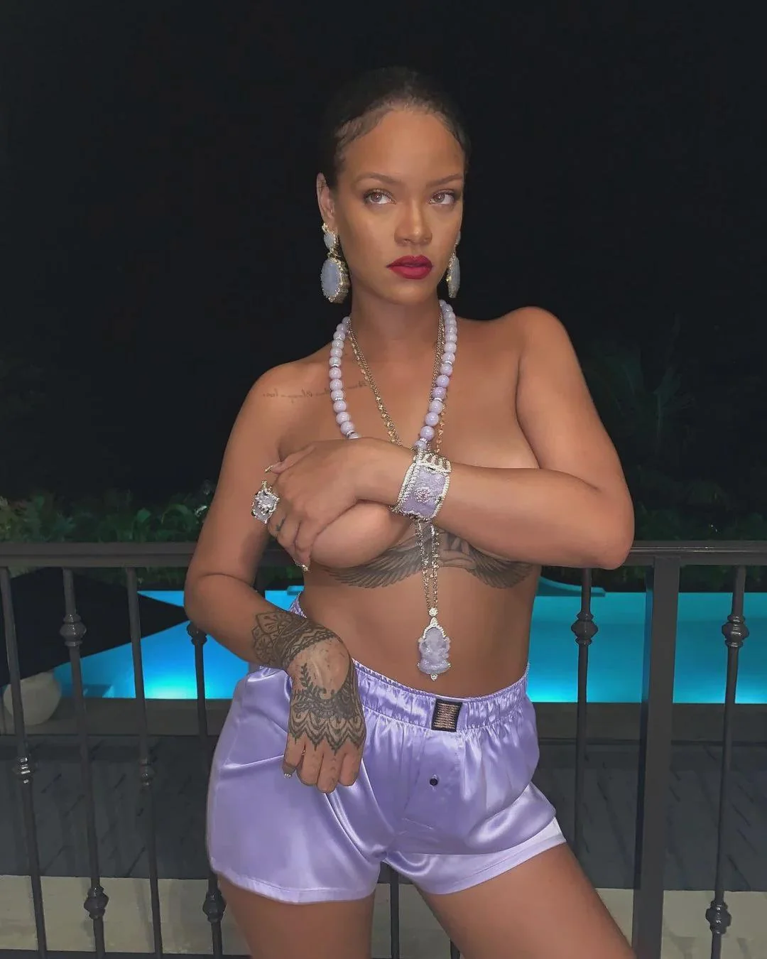Ooh , I love Rihanna .Still the baddest picture 1 of 1