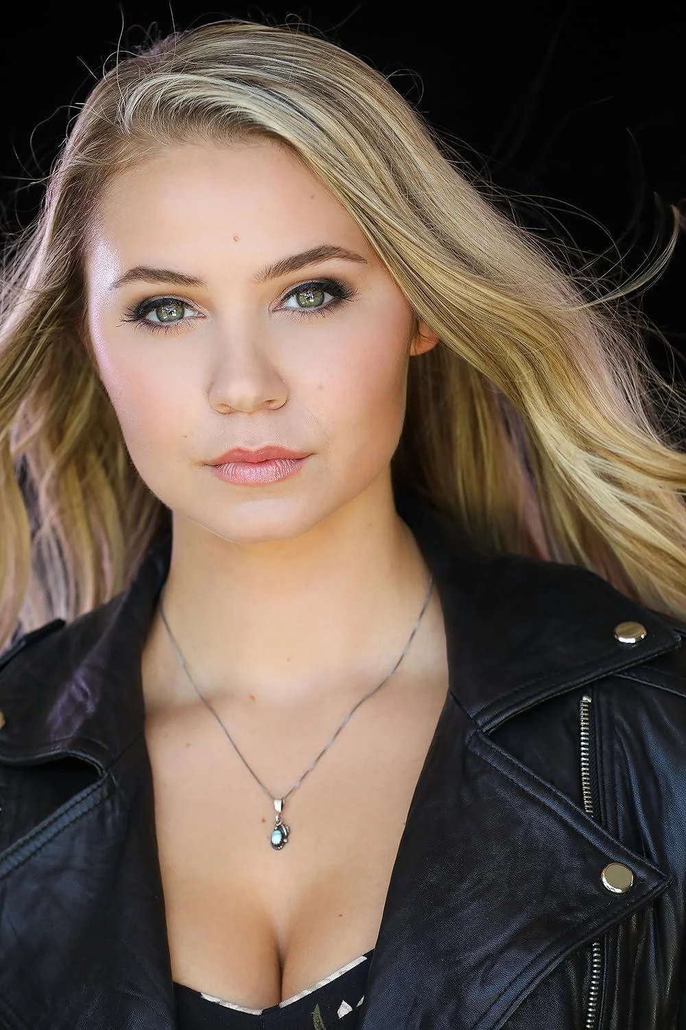 Ayla Kell picture 4 of 4