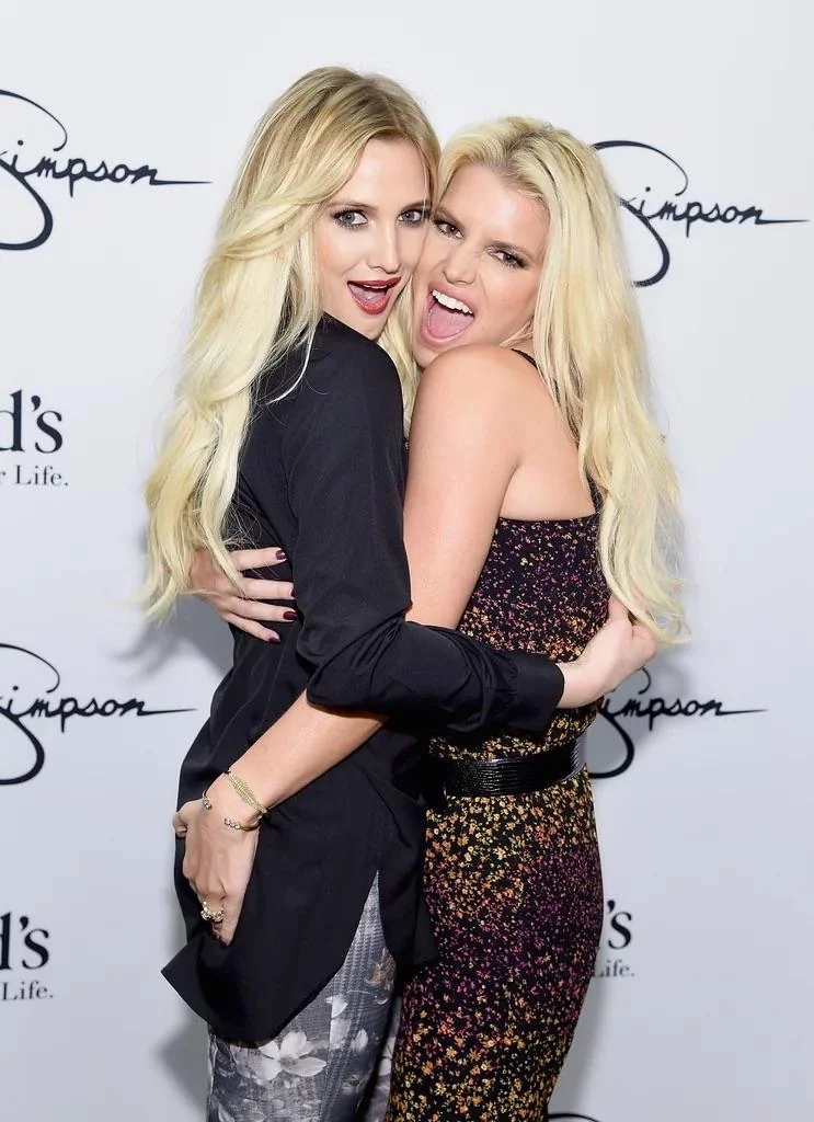 Jessica and Ashlee Simpson picture 1 of 4