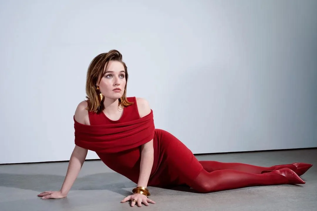 Kaitlyn Dever picture 2 of 2