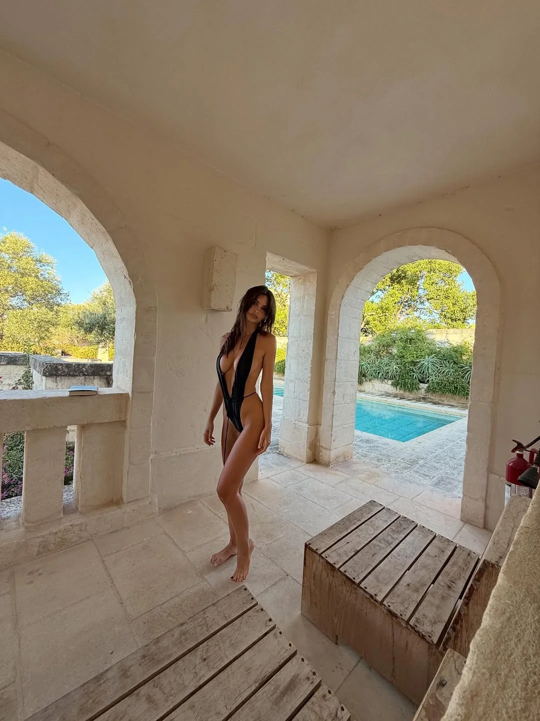 Emily Ratajkowski picture 4 of 4