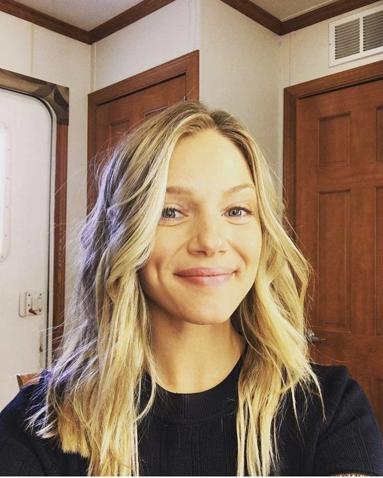 Tracy Spiridakos. picture 1 of 1