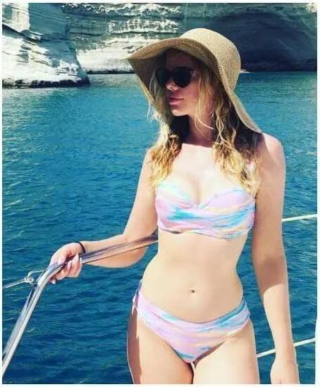 Dreama Walker picture 2 of 4