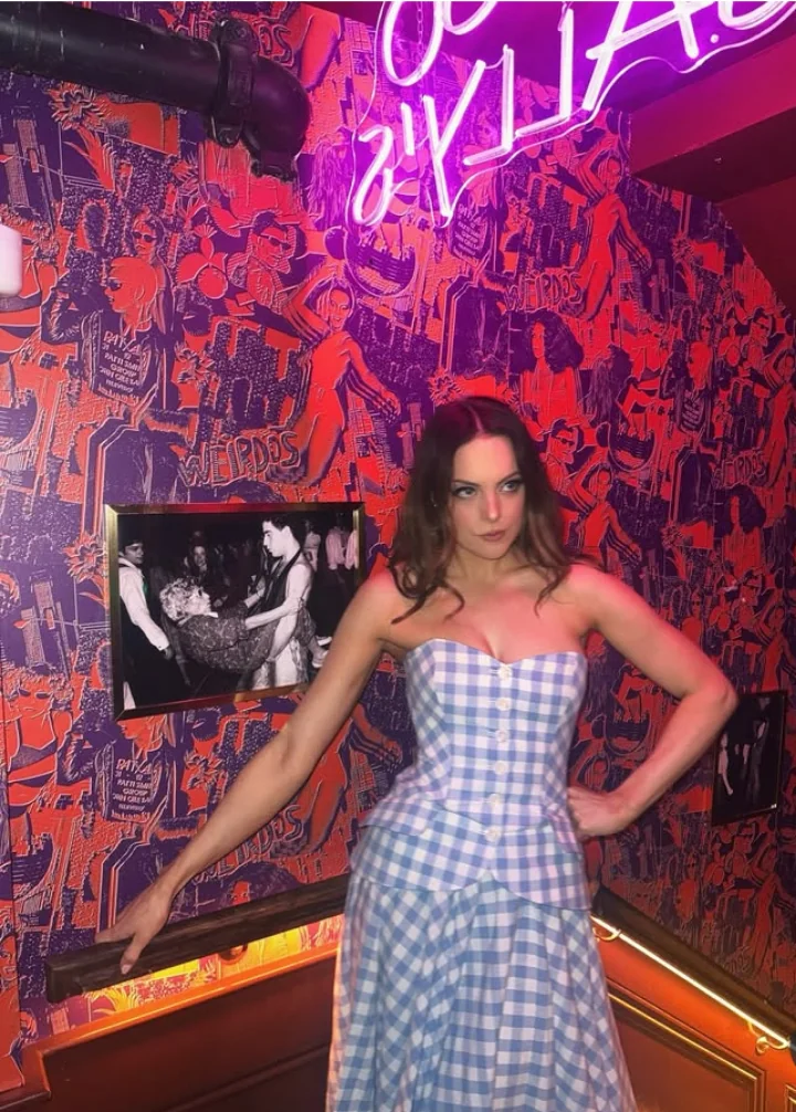 Elizabeth Gillies picture 1 of 1