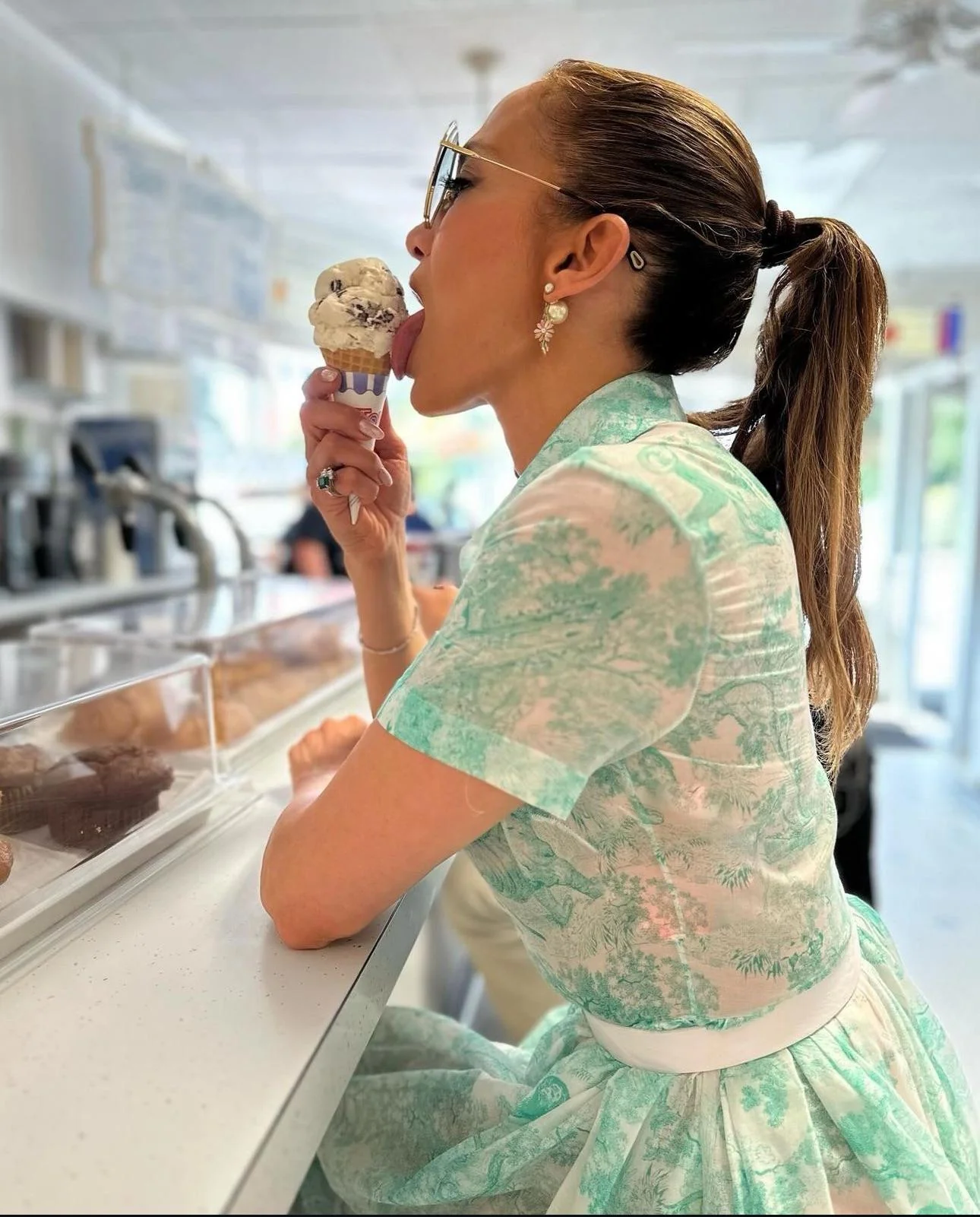 Jennifer Lopez picture 1 of 6