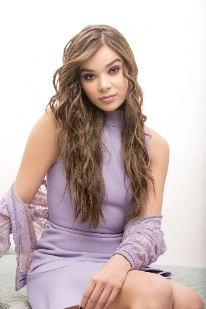 Who's Hotter: Zendaya Vs. Hailee Steinfeld Vs. Rachel Zegler Vs. Victoria Justice (You Can Only Pick Two if You Want) picture 17 of 20