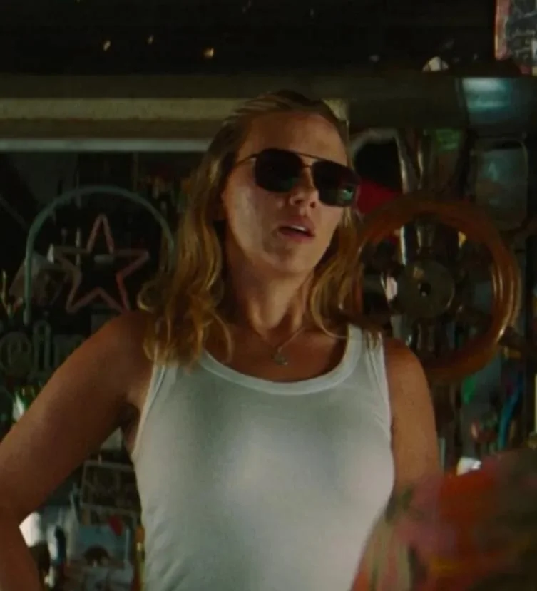 Scarlett Johansson picture 1 of 3