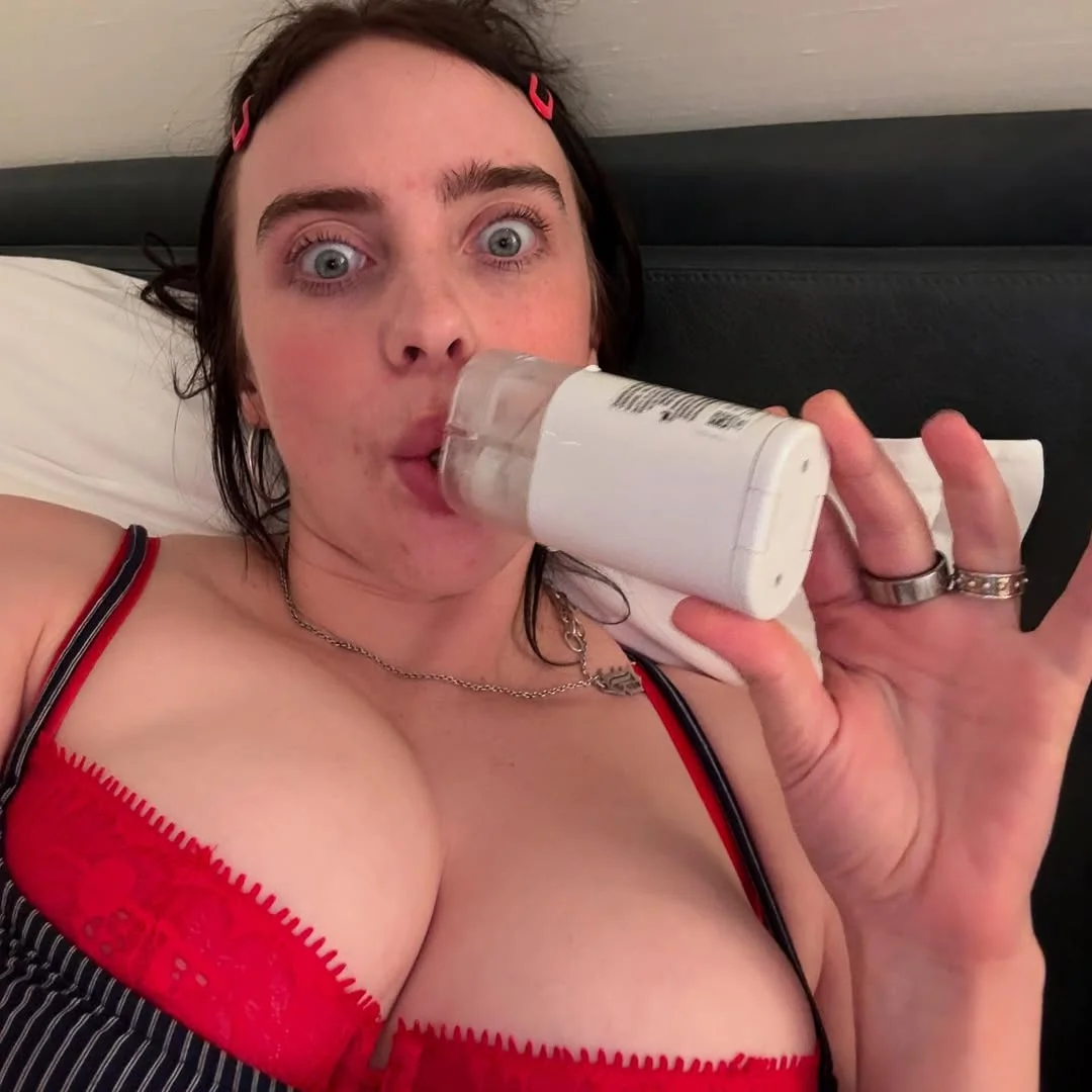Billie Eilish picture 1 of 2