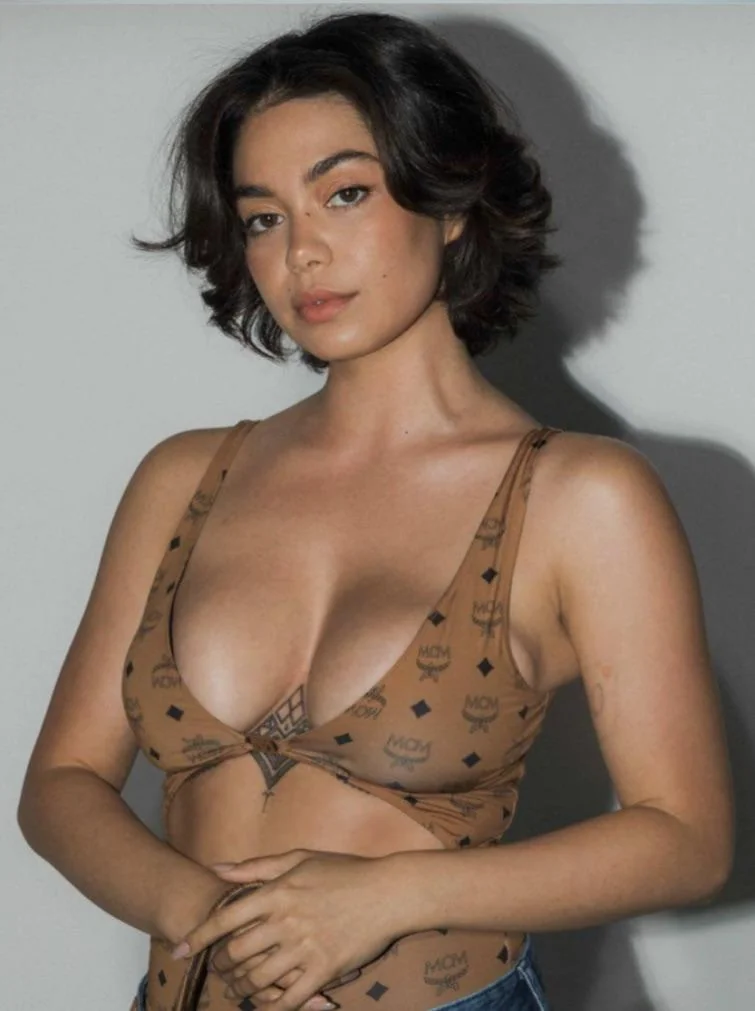 Auli’i Cravalho picture 1 of 1