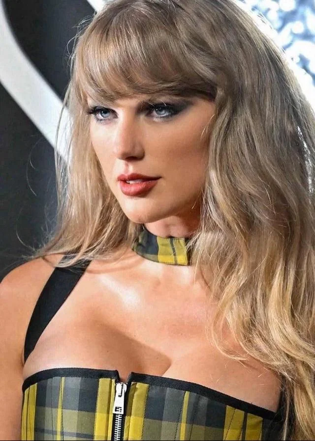 Taylor Swift picture 2 of 4