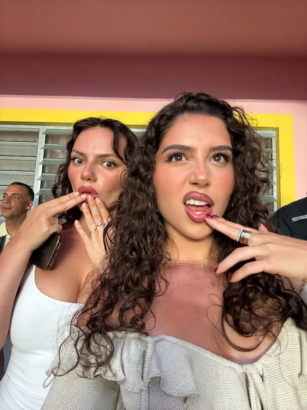 Dafne Keen, Amanda Diaz and Isabella Merced picture 3 of 6