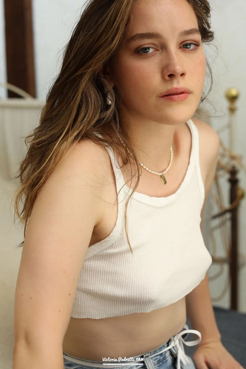 Victoria Pedretti picture 5 of 5