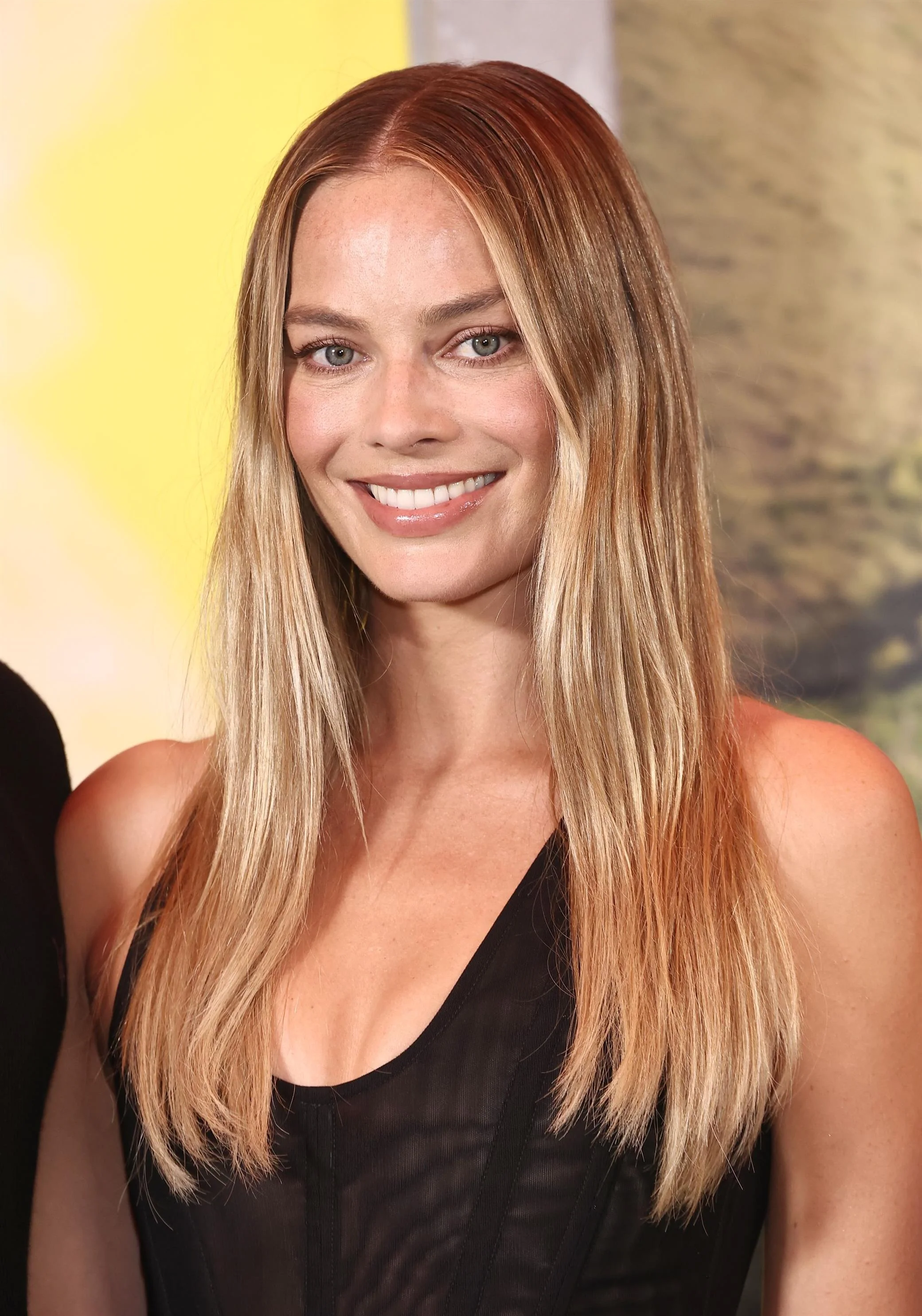 Margot Robbie picture 1 of 2