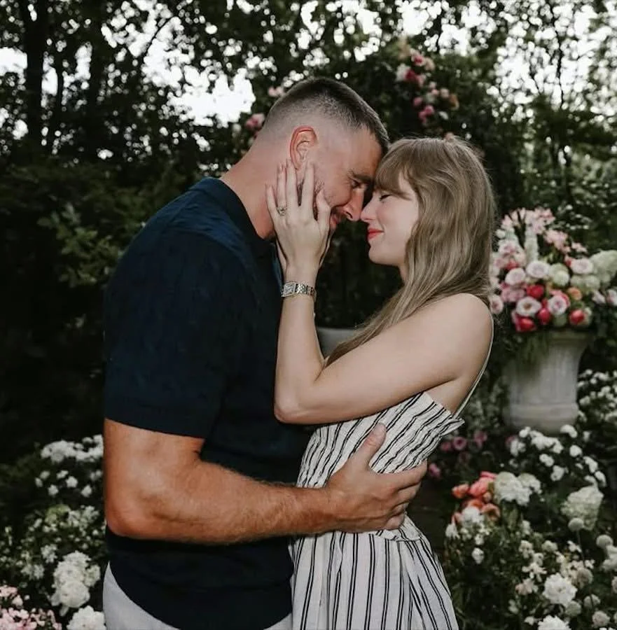 Taylor Swift and Travis Kelce Announce Their Engagement picture 3 of 3