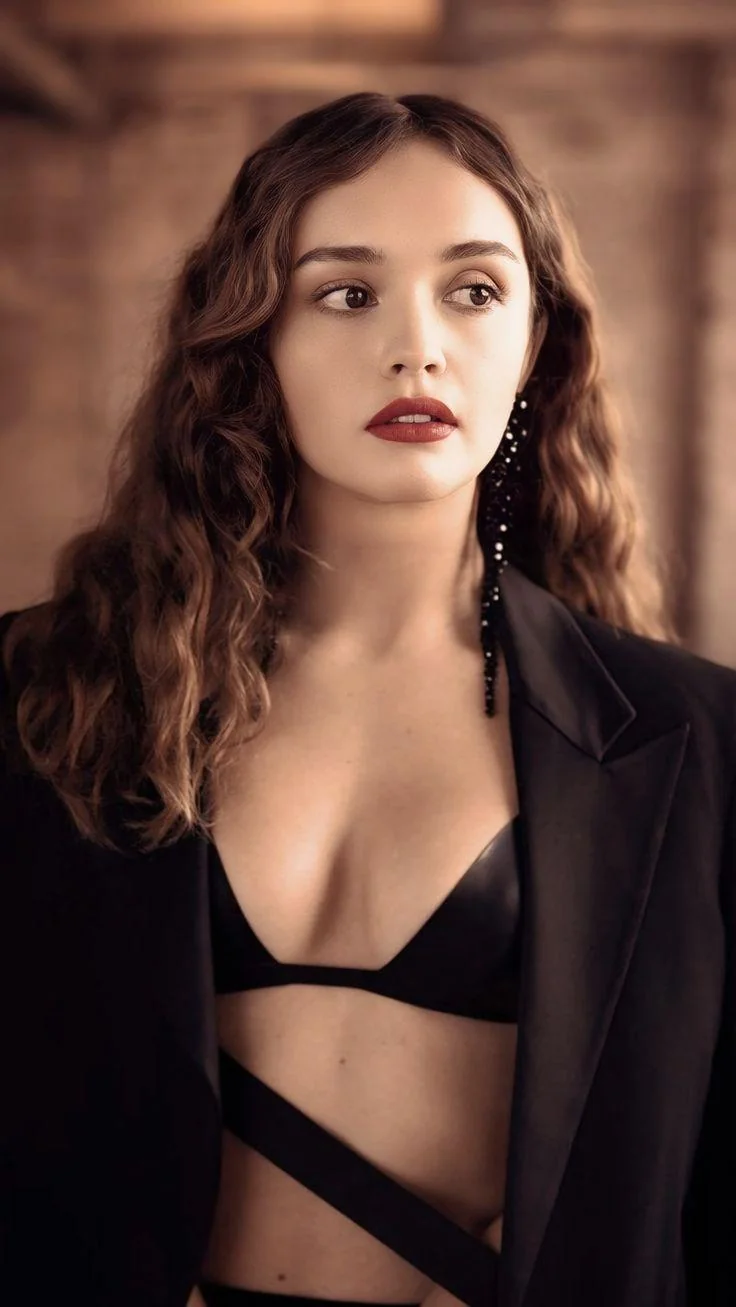 Olivia Cooke picture 3 of 3