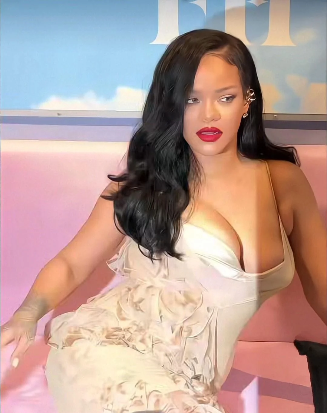 Rihanna picture 1 of 7