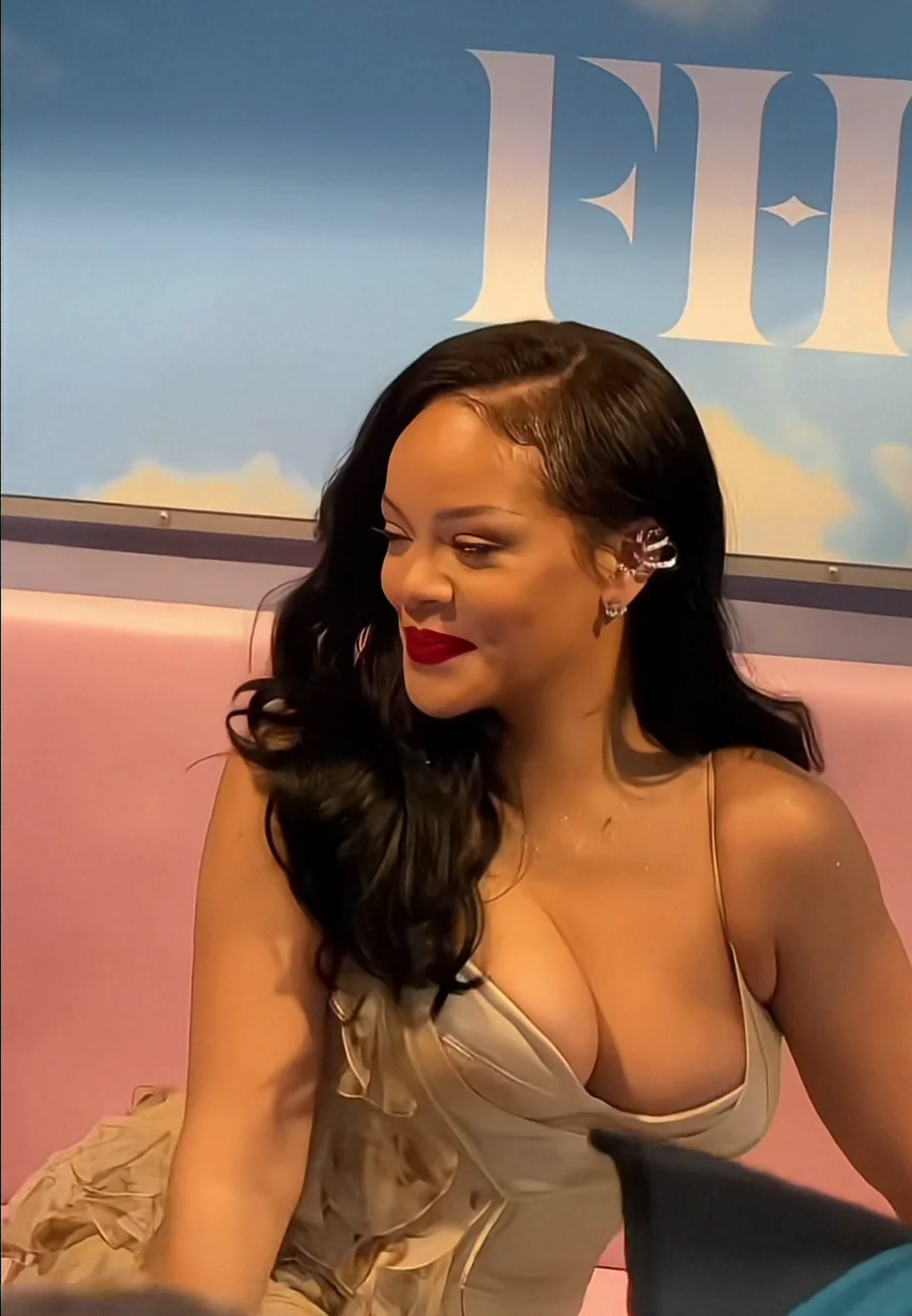 Rihanna picture 3 of 7
