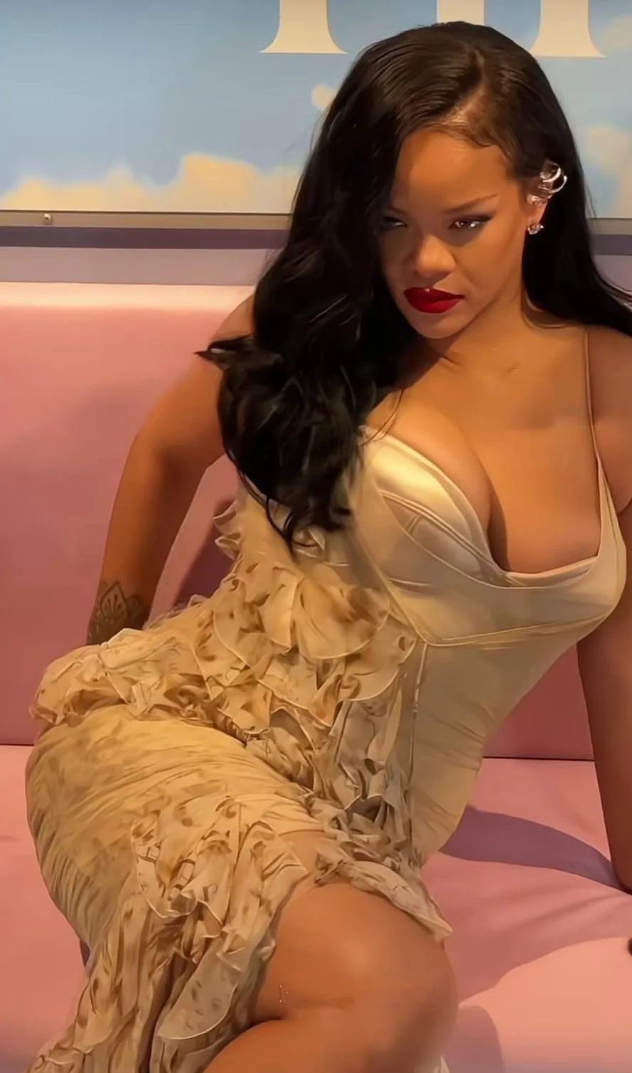 Rihanna picture 4 of 7