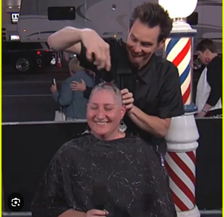 Do you think Jim Carrey regrets how he treated this fan now that he doesn't seem as "manic"? picture 1 of 1
