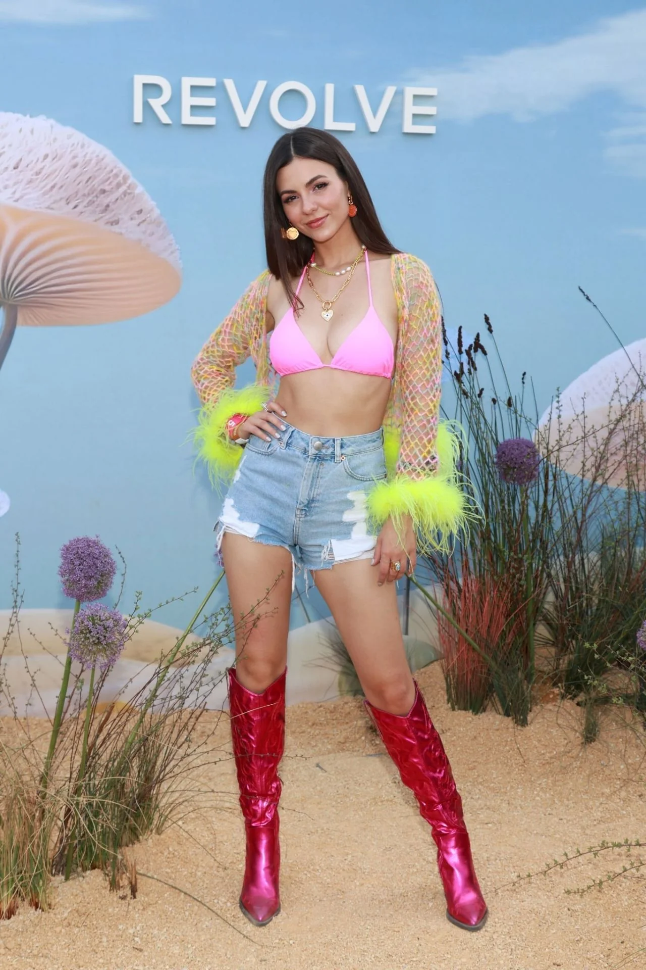 Victoria Justice Vs. Ana De Armas picture 1 of 20