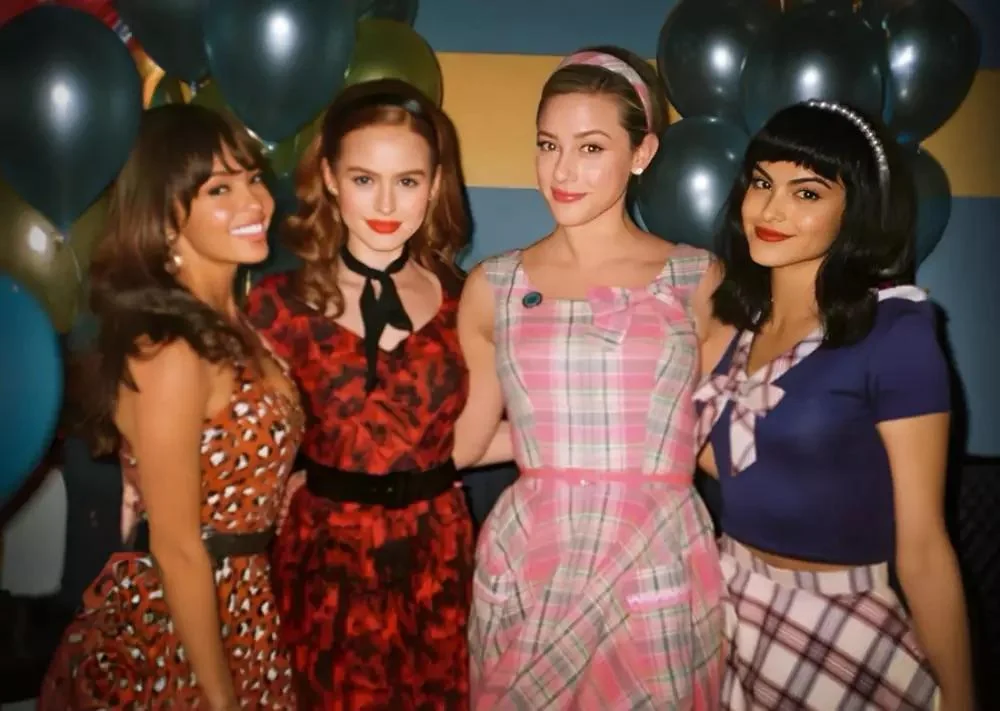 Vanessa Morgan, Madelaine Petsch, Lili Reinhart & Camil Mendes picture 1 of 2